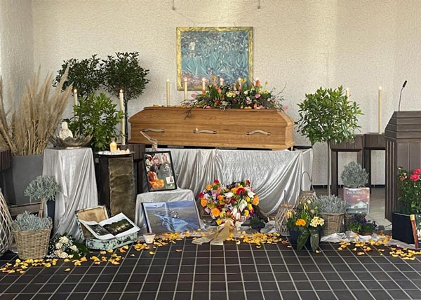 Sarg Beerdigung Trauerrede Beisetzung Trauer Rednerin Trauerfeier Eva Neubacher