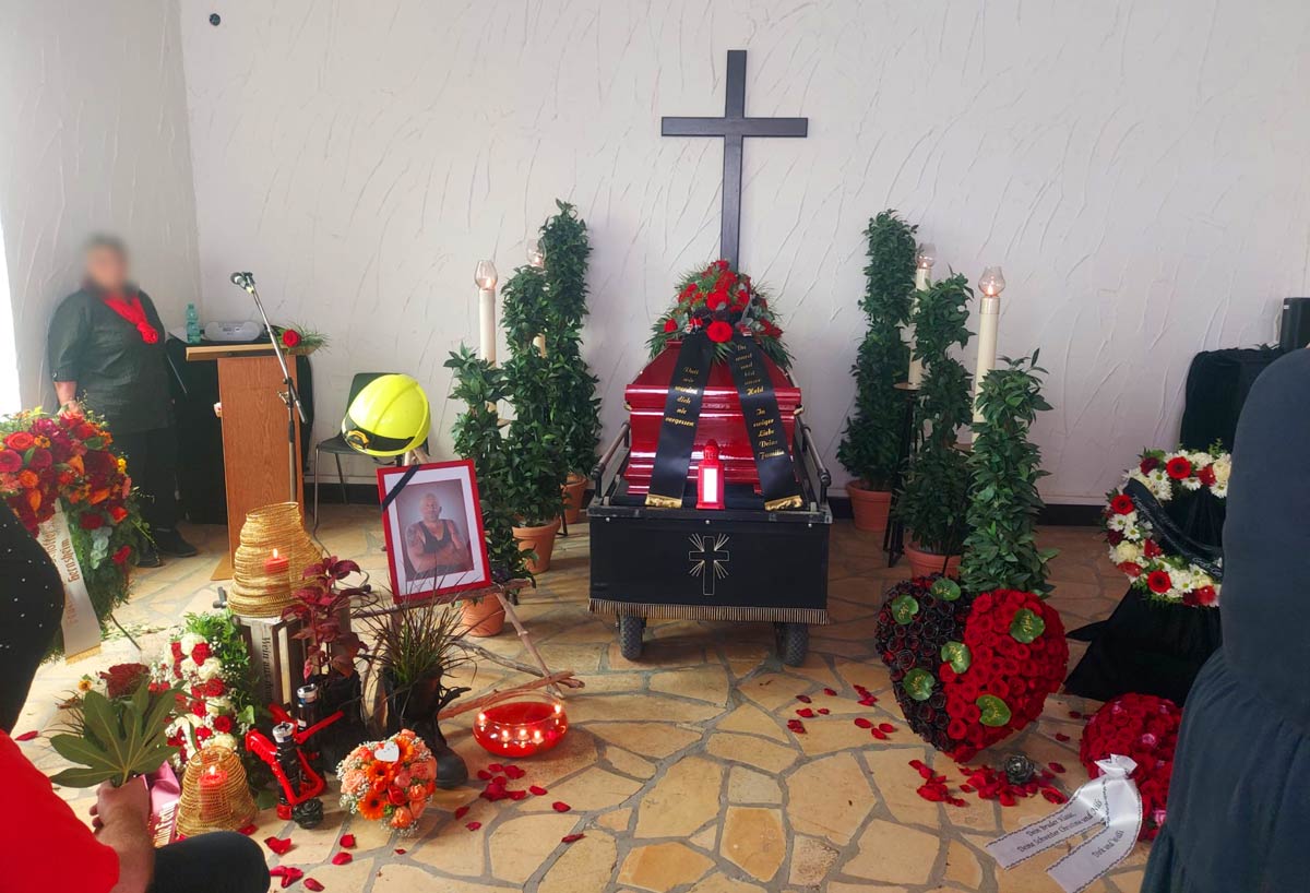 Trauer Trauerfeier Zeremonie Abschied Sarg Blumen Rot
